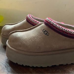 EUC Ugg Taz Platform Slippers